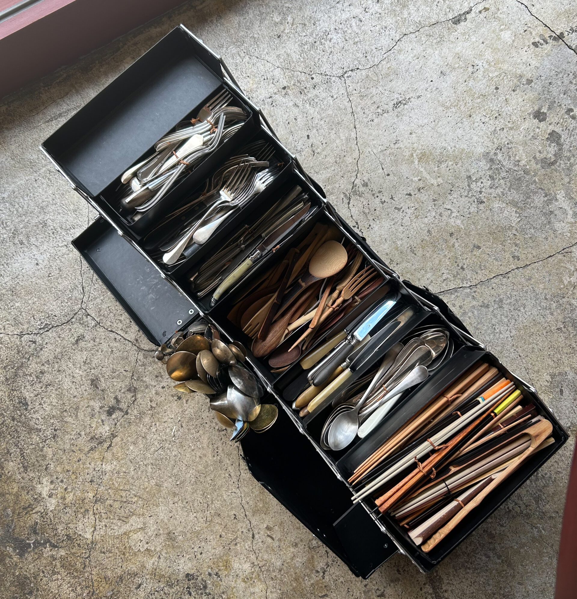 クリエイターの黒い愛用品　vol.024 西﨑弥沙さん