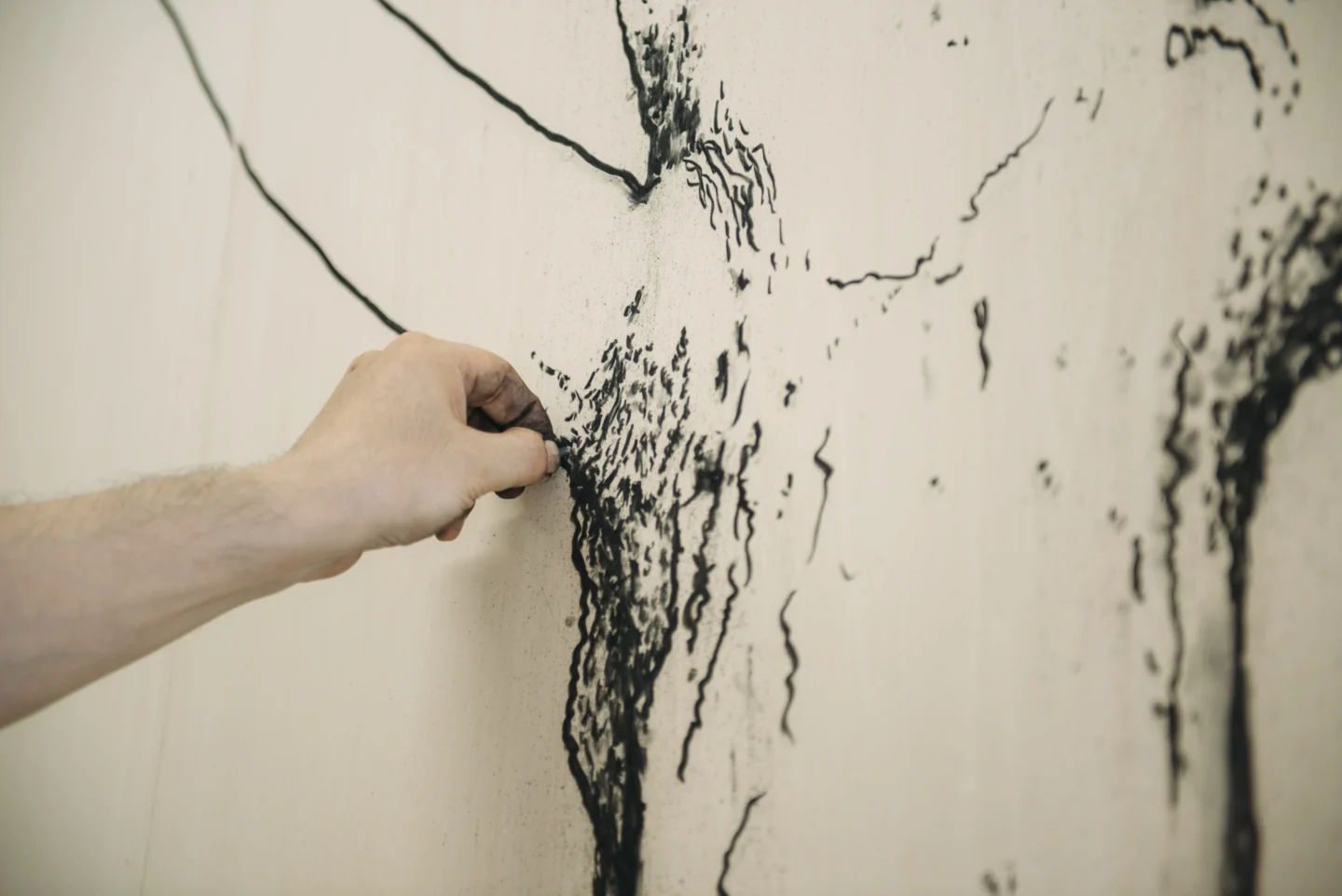 意識を超えて、描き継がれる黒｜佐藤直樹INTERVIEW - 黒の研究所